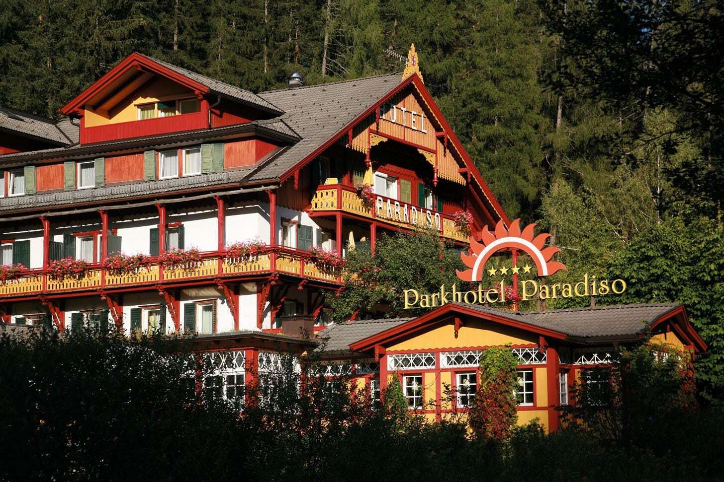 Parkhotel Sole Paradiso Innichen Buitenkant foto